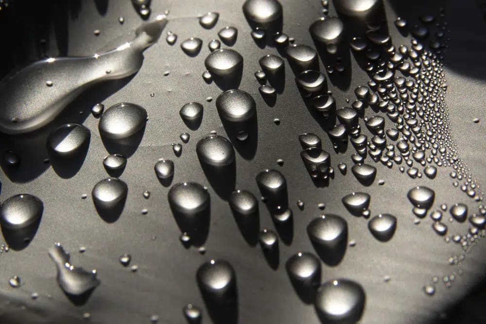Gouttes d’eau perlant sur une surface traitée au nano